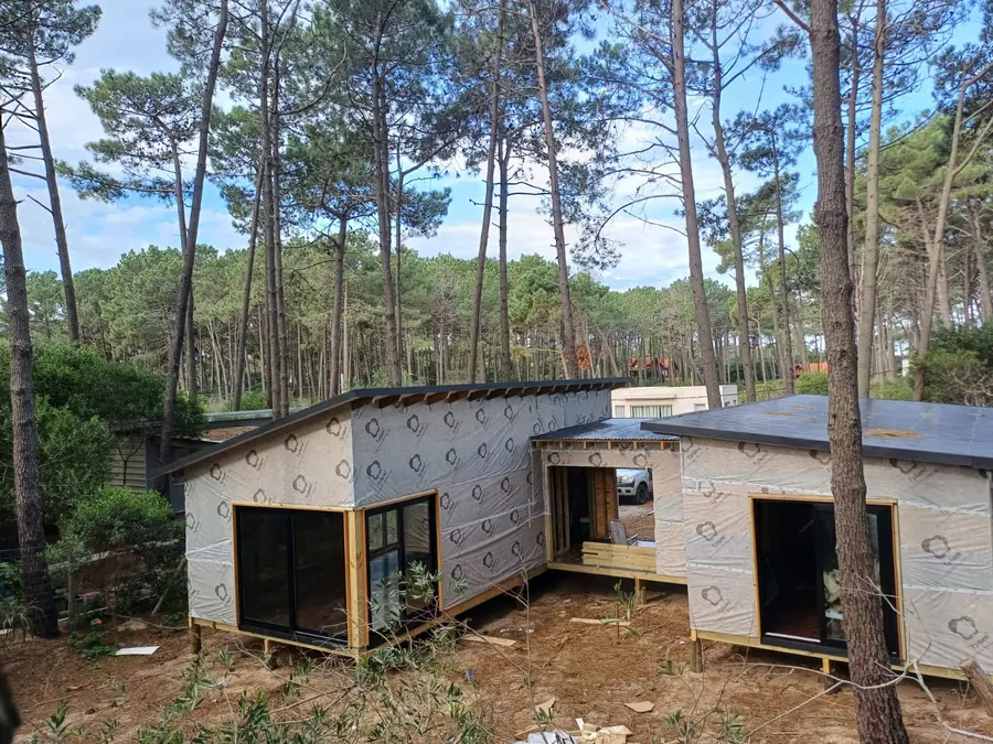 Casa de madera entre árboles