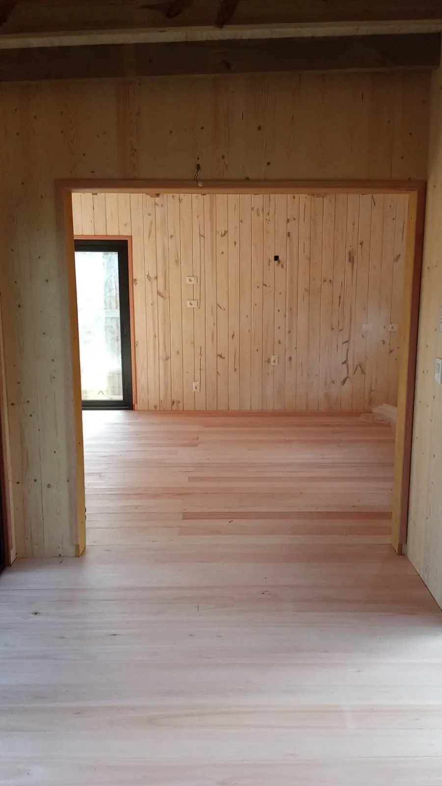 Habitación con piso de madera
