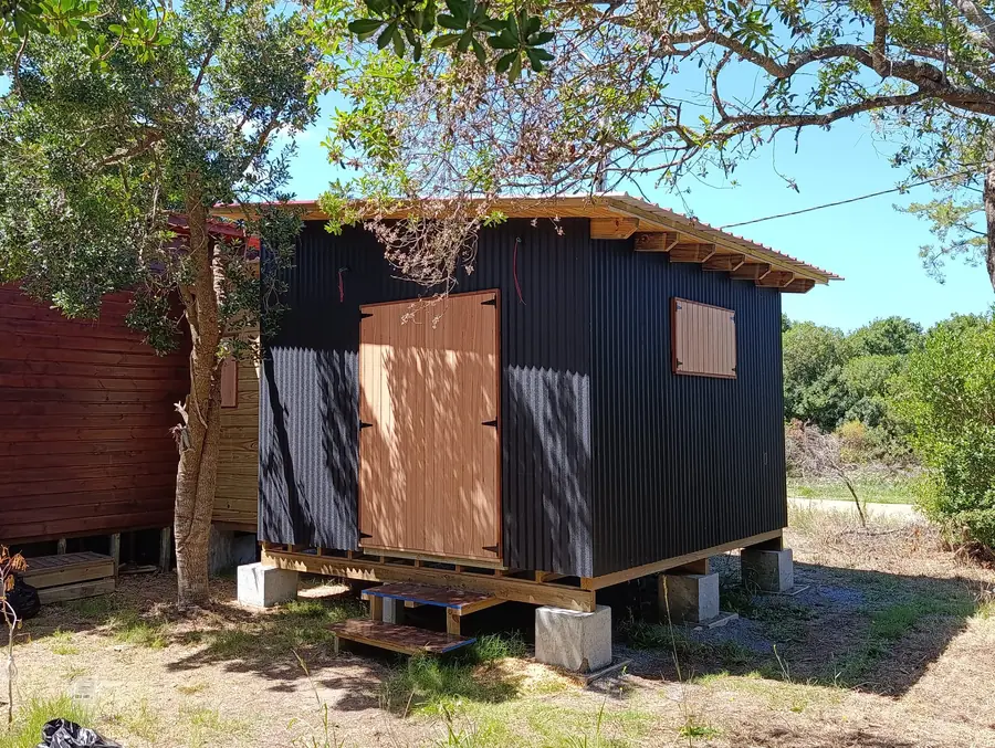 Casa de madera en el bosque