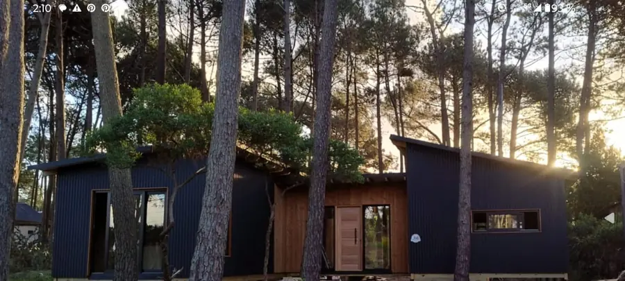 Casa de madera al atardecer