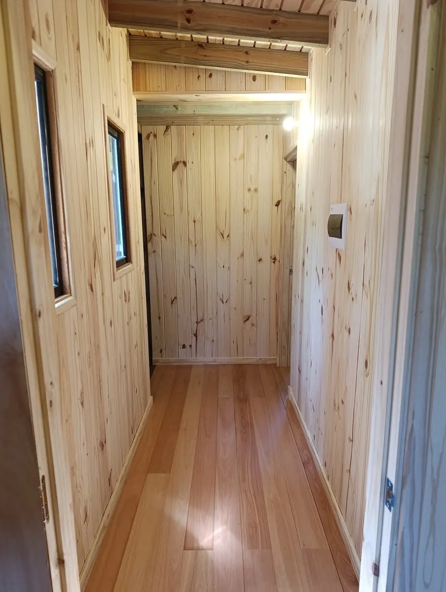 Pasillo interior en madera