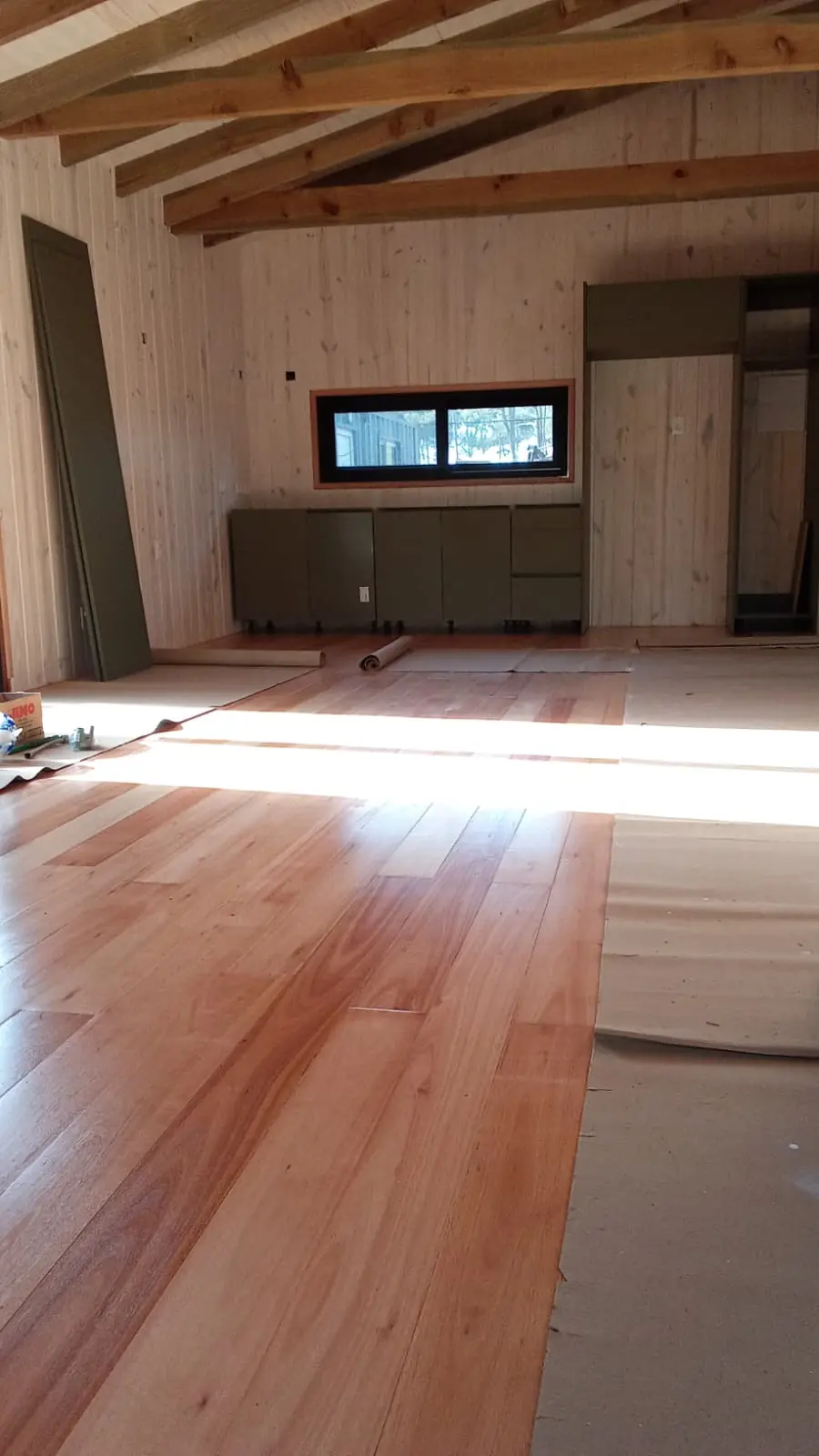 Interior con piso de madera