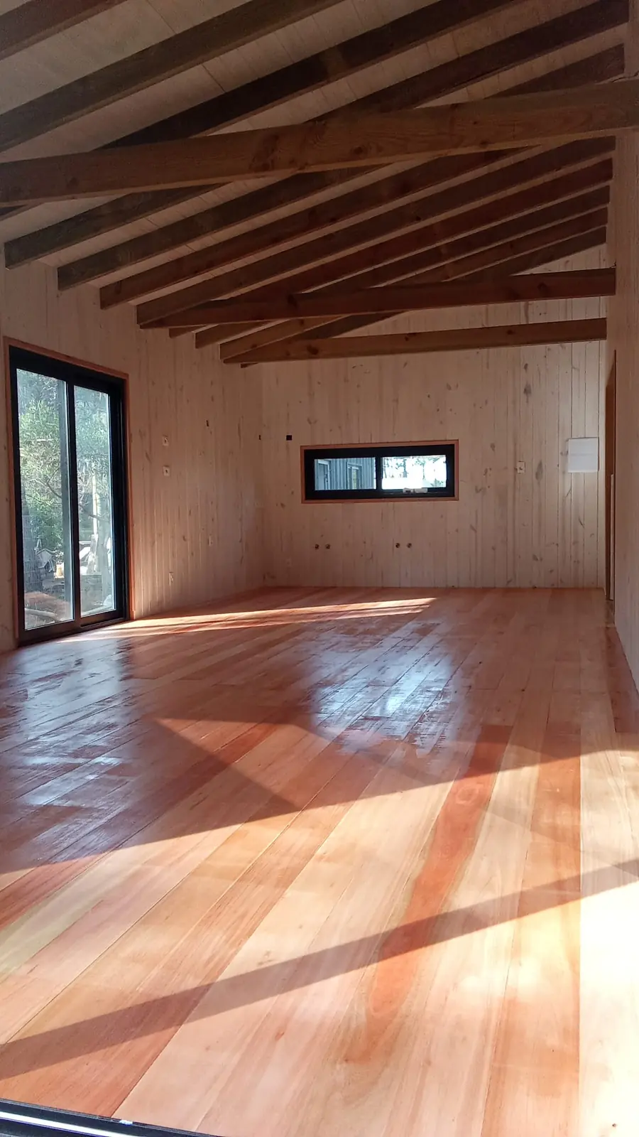 Interior con vigas de madera