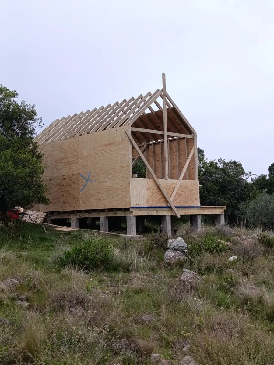 Estructura de cabaña en construcción