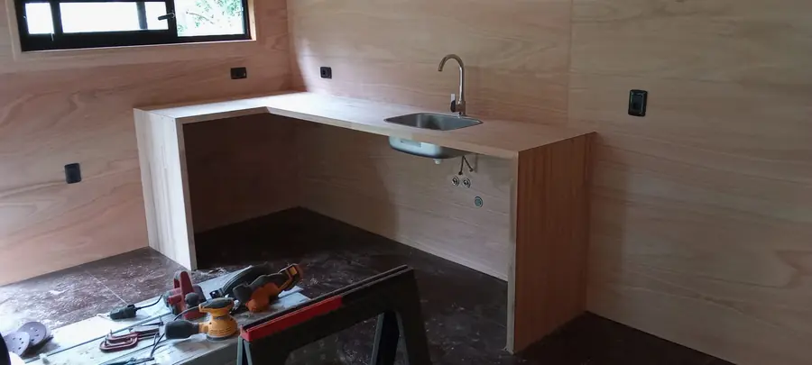 Interior con mesada de madera