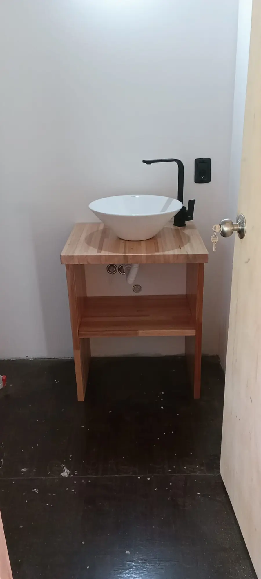 Baño con mesada de madera