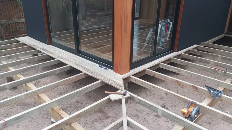 Detalle de deck en construcción