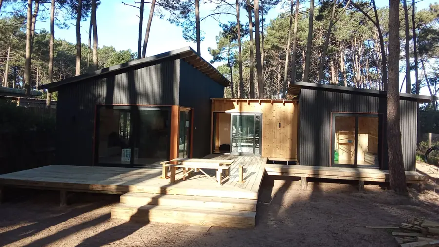 Cabaña con deck y escalera