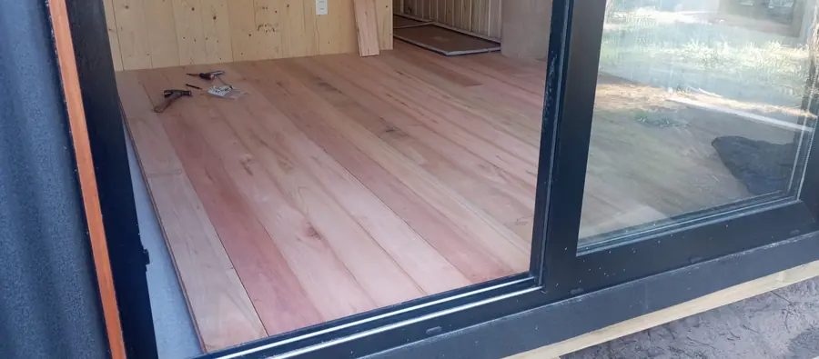 Pasillo con piso de madera