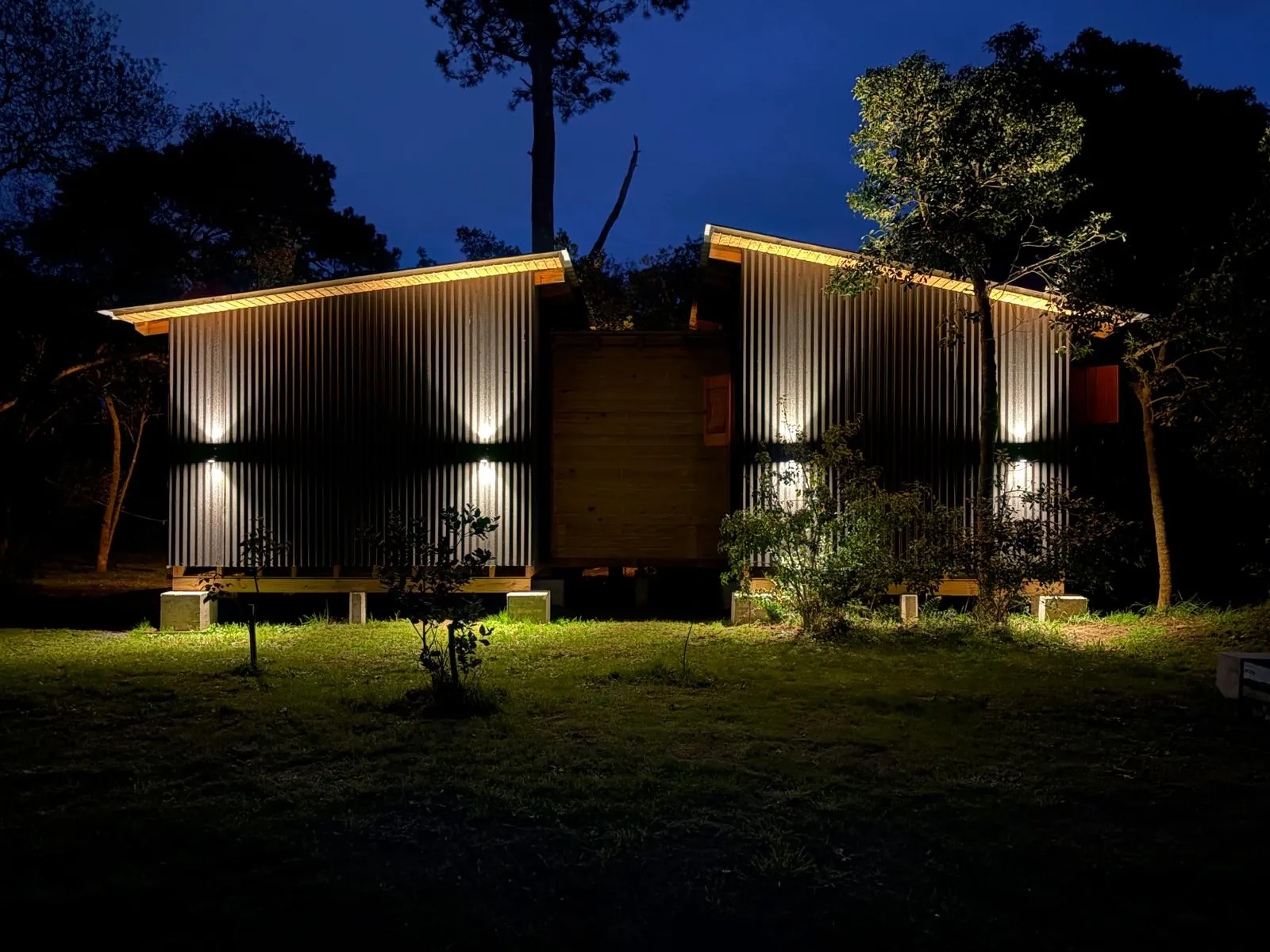 Casa de madera de noche